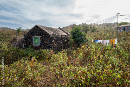 Une maison au milieu des champ sur l'île de Saint Vincent au Cap Vert en Afrique occidentale