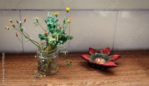 Sfondo di un piano della cucina decorato con fiori e piante photo