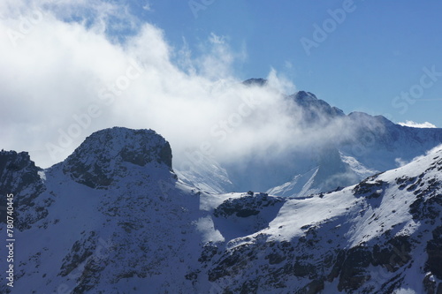 Cresta nevada montañas del Pirineo