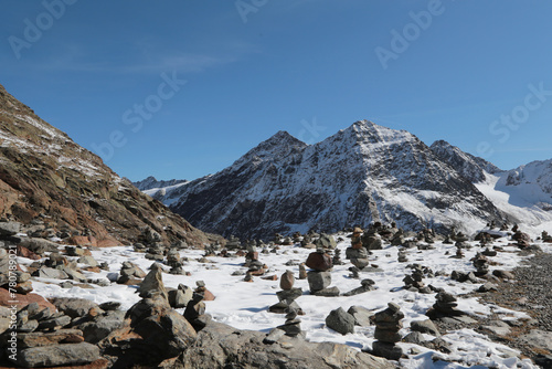 Steinpyramide ind den Alpen, Pitztaler Gletscher, Österreich