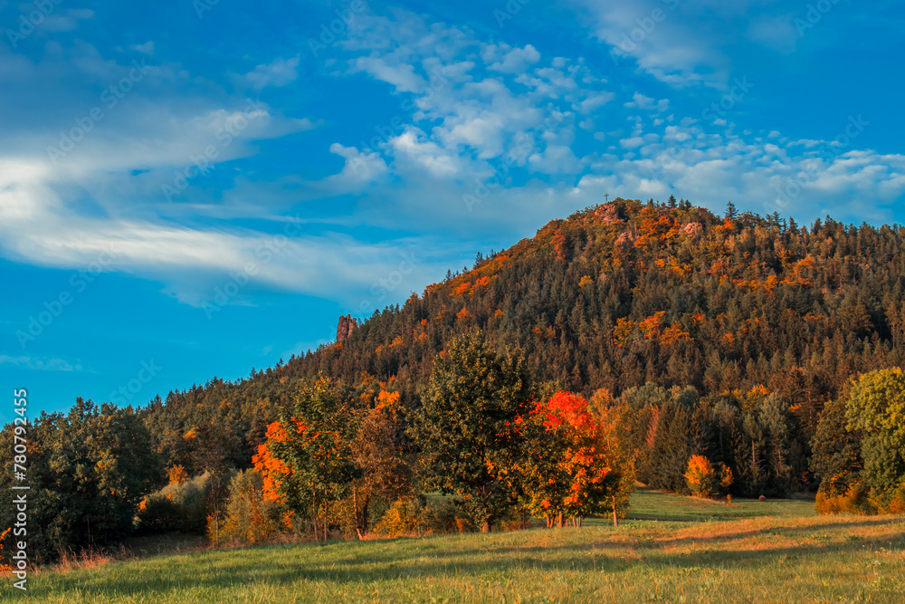 Jesienna wiejska sielanka w miejscowości Karpniki w Rudawy Janowickie, Krzyżna Góra, w górach sokolich. - obrazy, fototapety, plakaty 