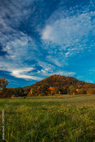 Jesienna wiejska sielanka w miejscowości Karpniki w Rudawy Janowickie, Krzyżna Góra, w górach sokolich.