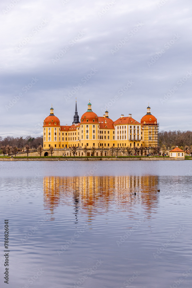 Fototapeta premium Kleiner Zwischenstop am wunderschönen Märchenschloss von Moritzburg bei Dresden - Sachsen - Deutschland