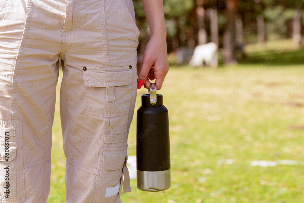 © ADDICTIVE STOCK - Captured in nature, anonymous woman enjoys a sunny getaway, holding a practical and reusable water bottle, ready for a day of adventure outdoors © ADDICTIVE STOCK - Captured in nature, anonymous woman enjoys a sunny getaway, holding a practical and reusable water bottle, ready for a day of adventure outdoors