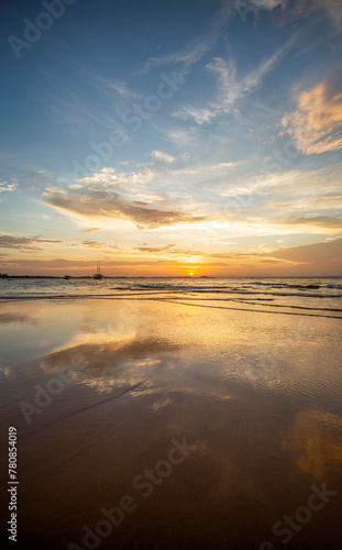 Pôr-do-sol na linha do mar, com barcos e navios no horizonte e degradê colorido de nuvens no nordeste brasileiro. Céu alaranjado e roxo. 
