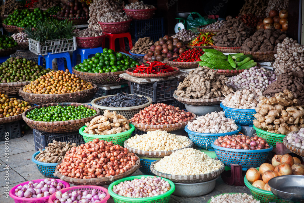 Fototapeta premium tropical spices and fruits sold at a local market in Hanoi (Vietnam)