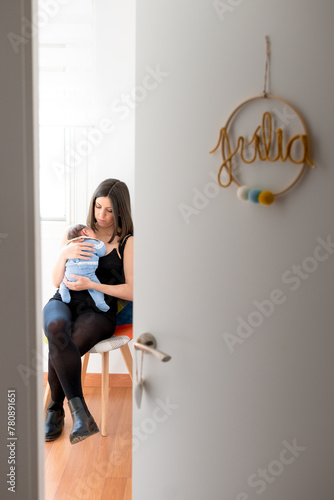 Madre primeriza dando cuidados a su bebé. 