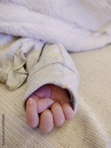 Obraz na płótnie Mano de bebé recién nacido. w salonie