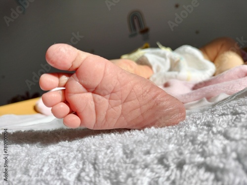 Obraz na płótnie Pie de bebé recién nacido..
Newborn baby foot.
w salonie