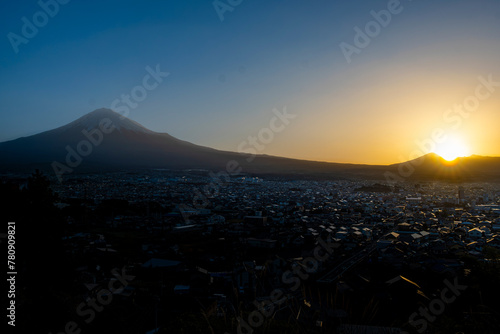 Sunrise with Mount Fuji © toptop28