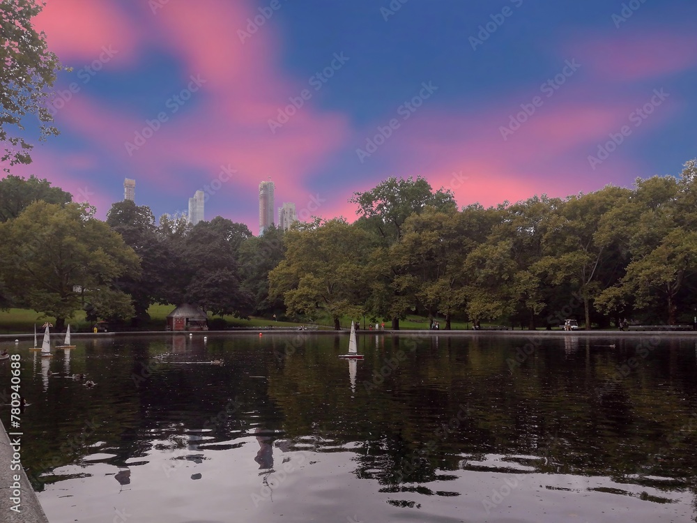 Naklejka premium Manhattan offers an array of iconic views that define the cityscape of New York, including towering skyscrapers, bustling streets, and world-famous landmarks like Central Park and Empire State Buildin