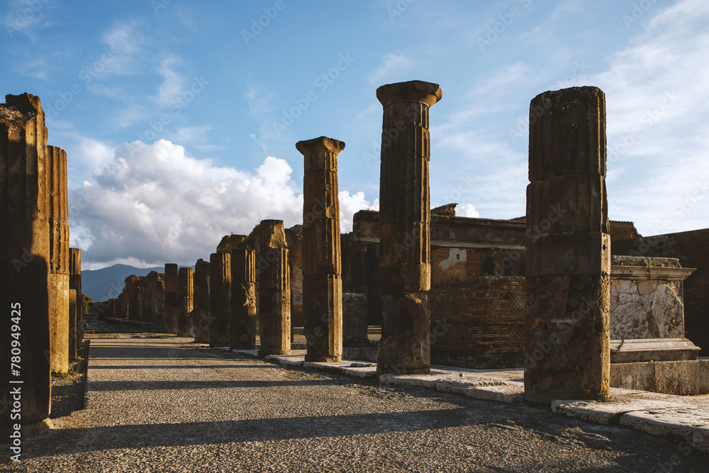 Φωτογραφία Columns of the ancient Roman city of Pompeii in Italy, sunset time