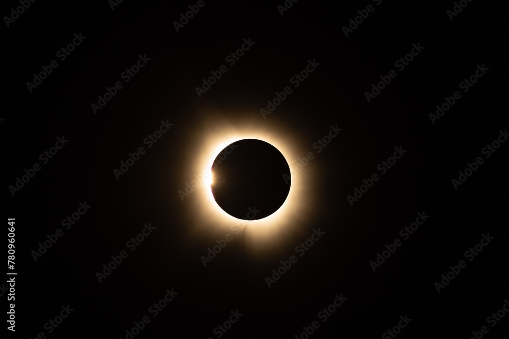 Obraz premium Solar Eclipse with yellow ring