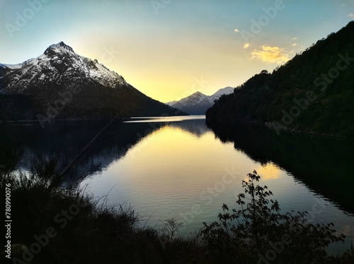 Montañas nevadas sobre lago Nahuel Huapi 