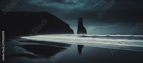 illustrazione di cupo paesaggio marino con onde che si infrangono su una spiaggia di sabbie scure photo
