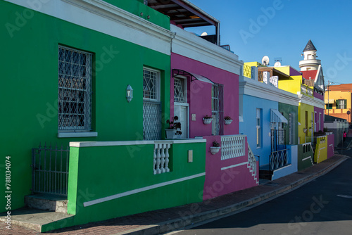 Rua com casas coloridas em bairro histórico e tradicinal Bo-Kaap na cidade do cabo, africa do sul.