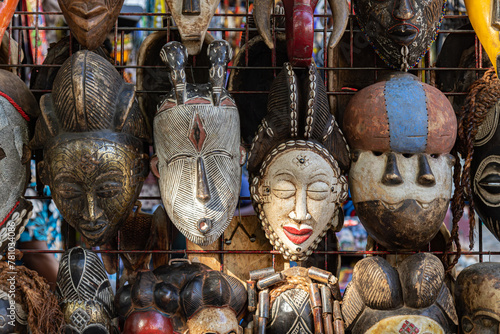 Coleção de máscaras africanas tradicionais em exposição.