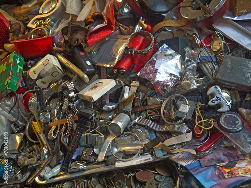 Foto Close up of Pile of miscellaneous old cheap things and various antique items for