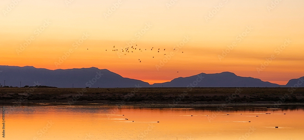 Fototapeta premium A scenic sunset view of Holloman Lake in New Mexico.