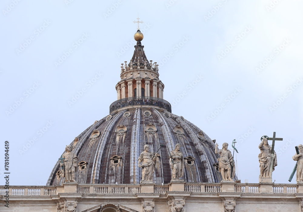 Obraz premium St. Peter's Basilica Dome with Statues in Rome, Italy