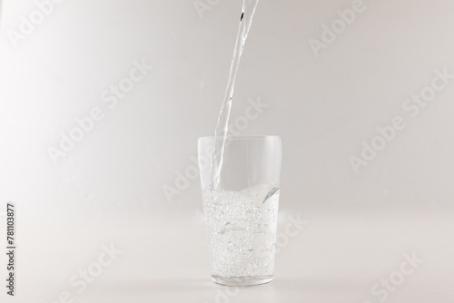 グラスに水を注ぐ　pour water into a glass