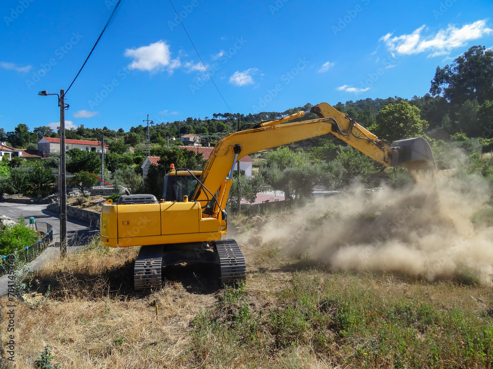 Retroescavadora a escavar alicerces para a construção de uma área residencial numa fazenda agricula Retroescavadora a escavar alicerces para a construção de uma área residencial numa fazenda agricula
