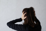 頭を抱える女性　うつ病イメージ