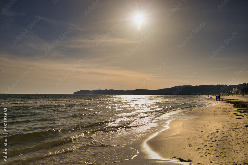 Sonnenaufgang, Blick auf den Strand am Morgen, Ostseebad Binz, Insel Rügen, Ostsee, Mecklenburg Vorpommern, Deutschland	