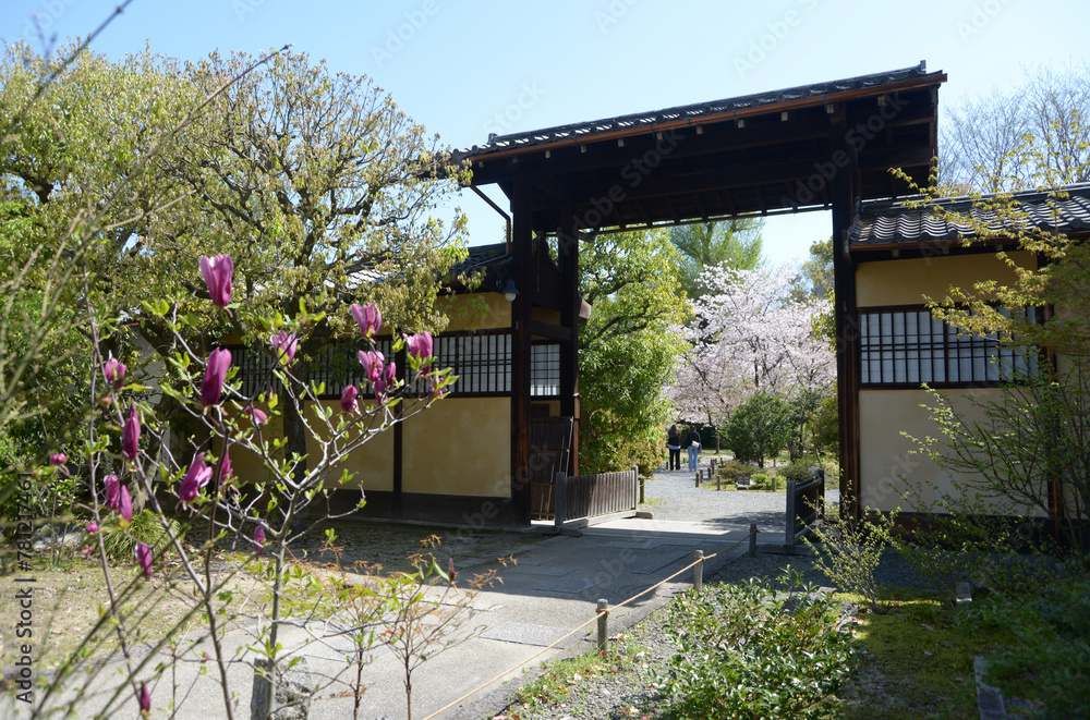 春の渉成園 庭園入口の門 京都市下京区 春の渉成園 庭園入口の門 京都市下京区