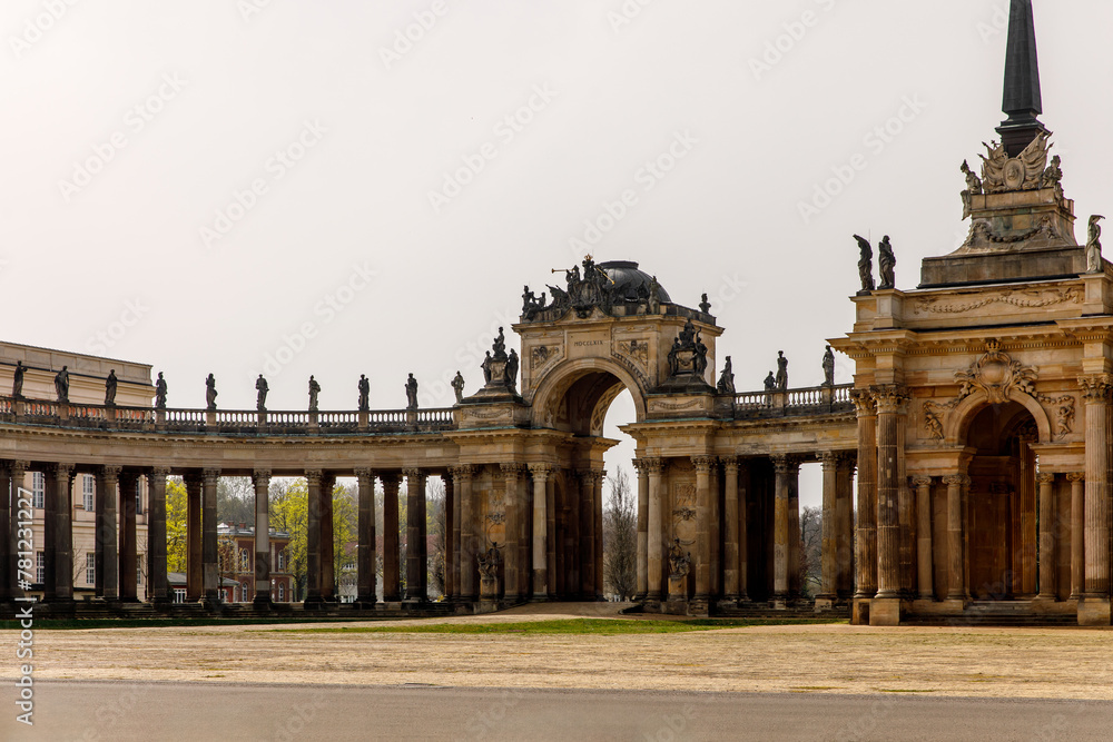 Obraz premium Symmetrical column ensemble with the center arch in the Baroque style.