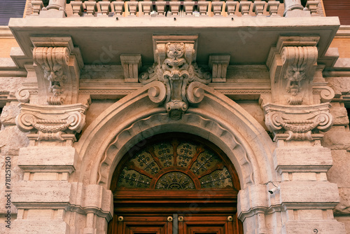 Dettaglio di una facciata di un palazzo con Gargoyle a Roma, Italia