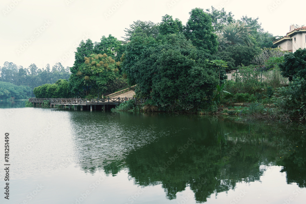 Obraz premium China's Songshan Lake·Songhu Misty Rain: The lakes and mountains blend together, you can stroll around and enjoy the rain and mist-shrouded environment, and it is an ecological leisure resort.