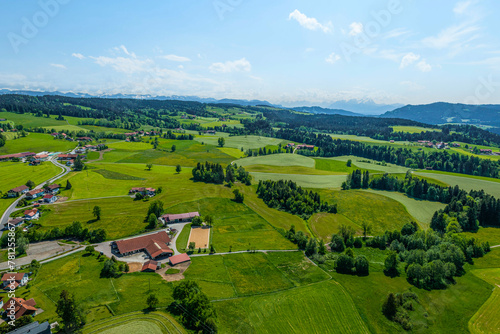 Das Westallg  u bei Oberreute an der Deutschen Alpenstra  e im Luftbild