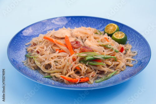 Freshly cooked Filipino food called Pancit Bihon