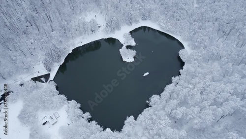 Lac de Bethmale en Ariège vue drone aérienne sous la neige