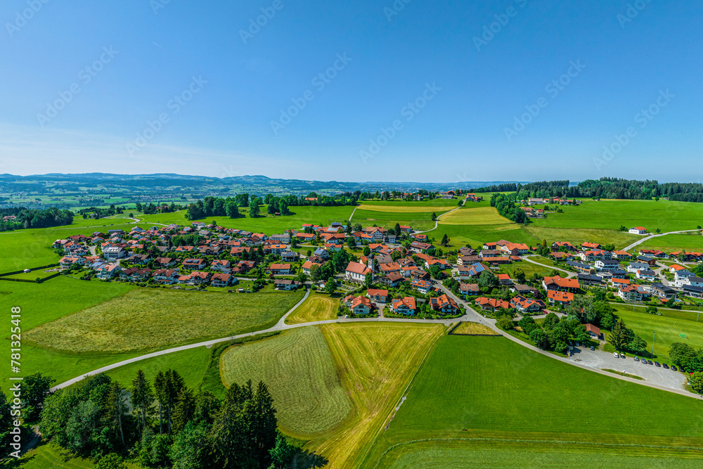 Ausblick auf Moosbach und den Rottachsee im Oberallgäu im Sommer
