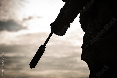 Foto silhouette of a man holding a rifle