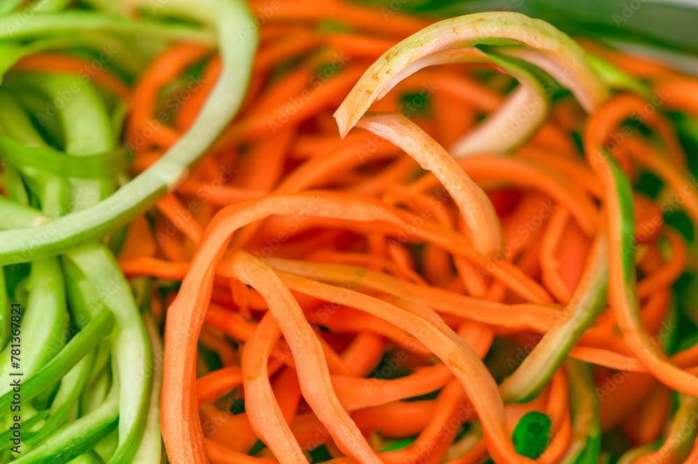 Légumes coupés en très fines lamelle pour la cuisine, carotte, concombres et courgettes frais.en ia Légumes coupés en très fines lamelle pour la cuisine, carotte, concombres et courgettes frais.en ia