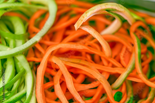 Légumes coupés en très fines lamelle pour la cuisine, carotte, concombres et courgettes frais.en ia photo