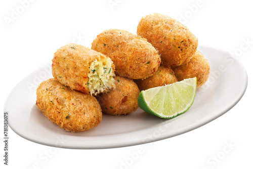 Foto prato com deliciosa porção de bolinho de bacalhau acompanhado de limão isolado e