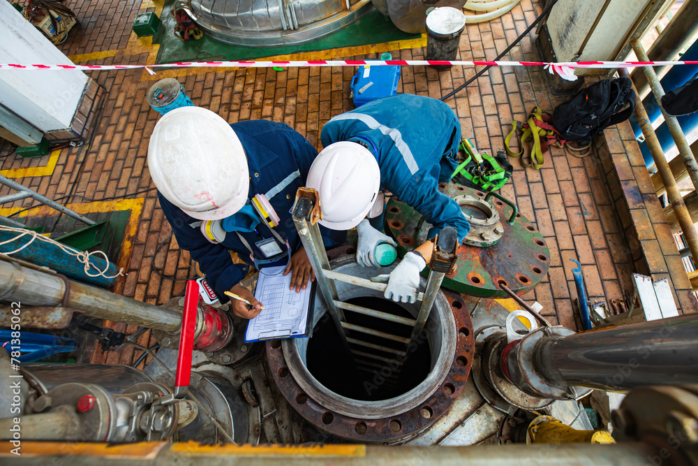 Póster Male into work inspection process chemical into chemical ...