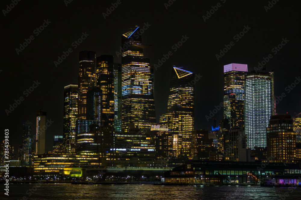 Naklejka premium Buindings and skyscrapers at night in New York City (USA)
