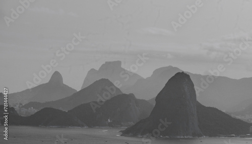 Imagem em preto e branco da visão do Parque da Cidade de Niterói mostrando um ângulo de vários morros conhecidos do Rio de Janeiro, como Pão de Açúcar, Corcovado, Pedra da Gávea, Morro Dois Irmãos...