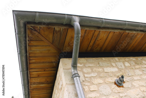 Gouttière zinc gris sur la façade de la maison, descentes rondes et  sous-face en lambris bois