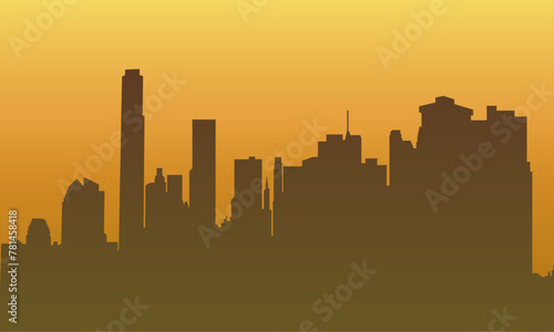 Silueta negra de skyline de una ciudad en el amanecer o atardecer.