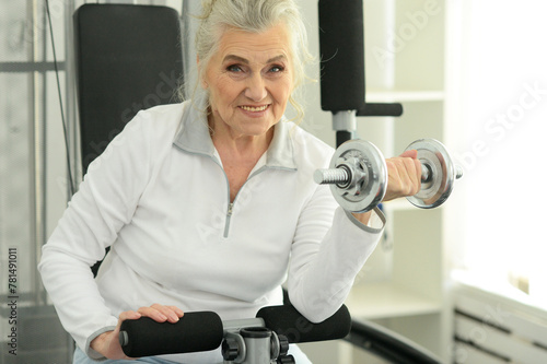 Obraz na płótnie Beautiful elderly woman exercising in the gym w salonie