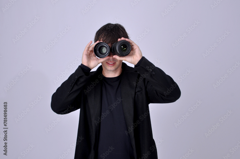 fotografo segurando lentes fotográficas como binóculo fotografo segurando lentes fotográficas como binóculo
