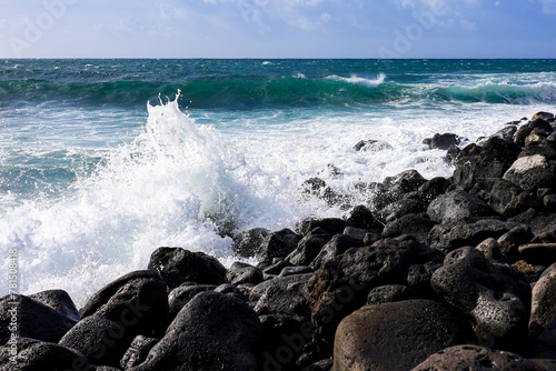 Mar dos Açores e praia de rochas de basalto. 