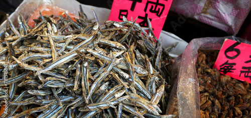 Pequenos peixes secos e salgados à venda nas feiras chinesas