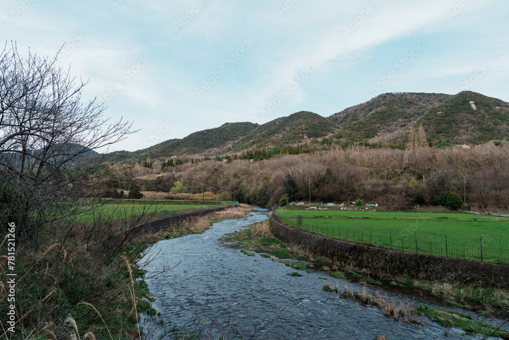 山と川の流れる田舎の風景